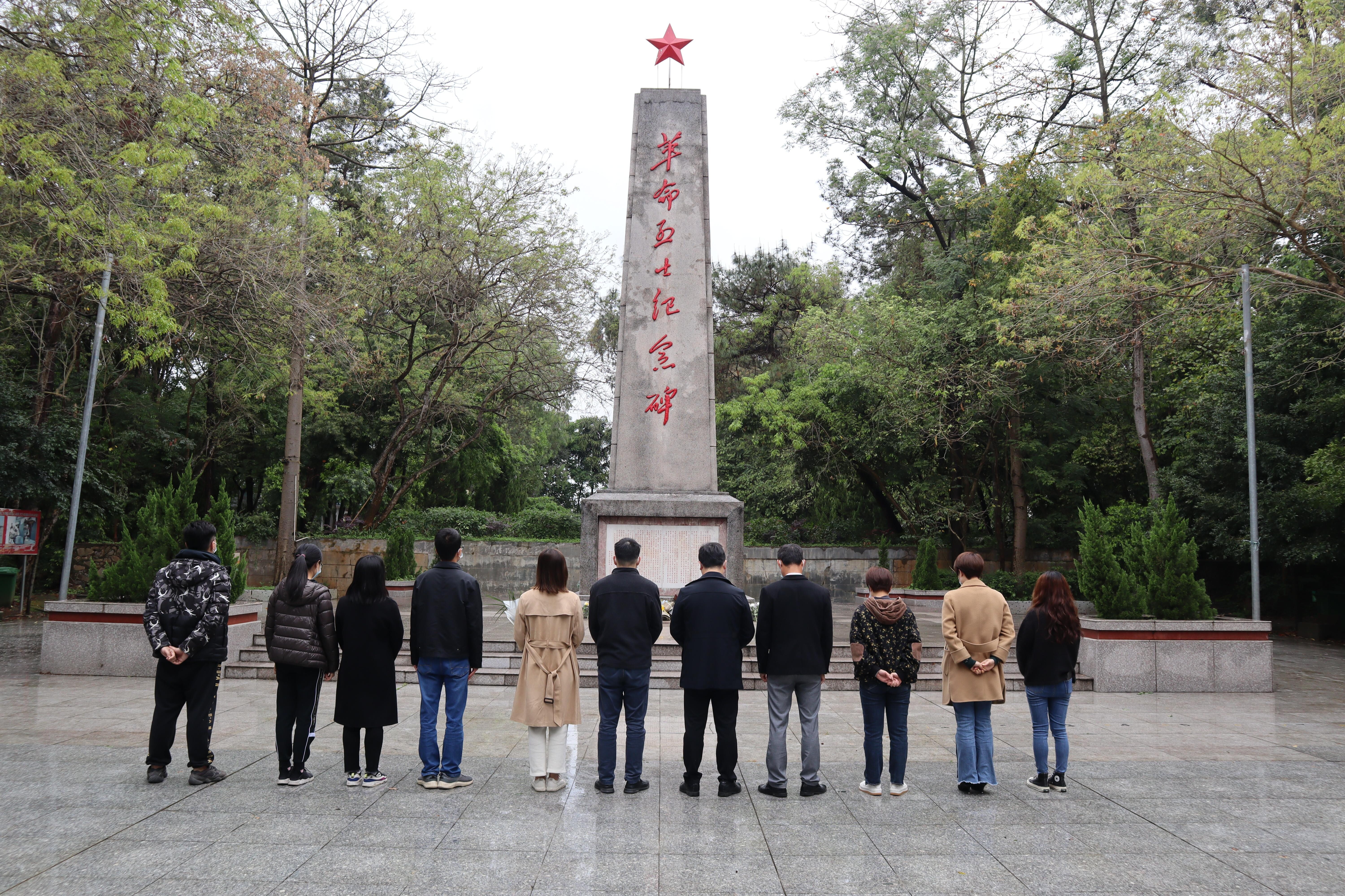 2022年郁南縣開展“我們的節(jié)日·清明”緬懷先烈祭掃活動_1