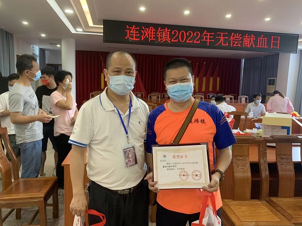 縣衛(wèi)健局工作人員為榮獲銅獎(jiǎng)無(wú)償獻(xiàn)血者發(fā)放榮譽(yù)證書(shū).jpg