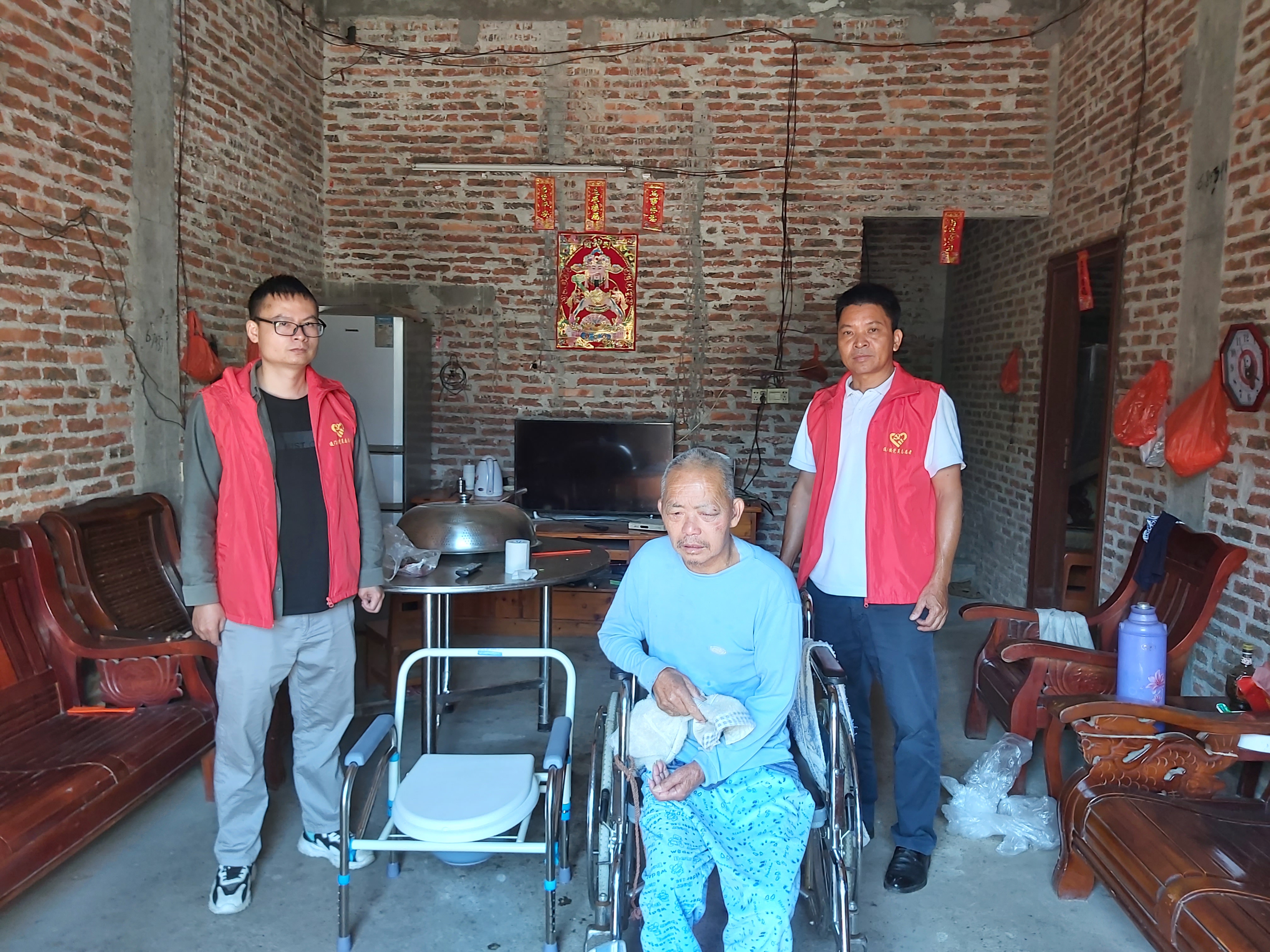 20221015到雙就村發放殘疾人輔具4.jpg