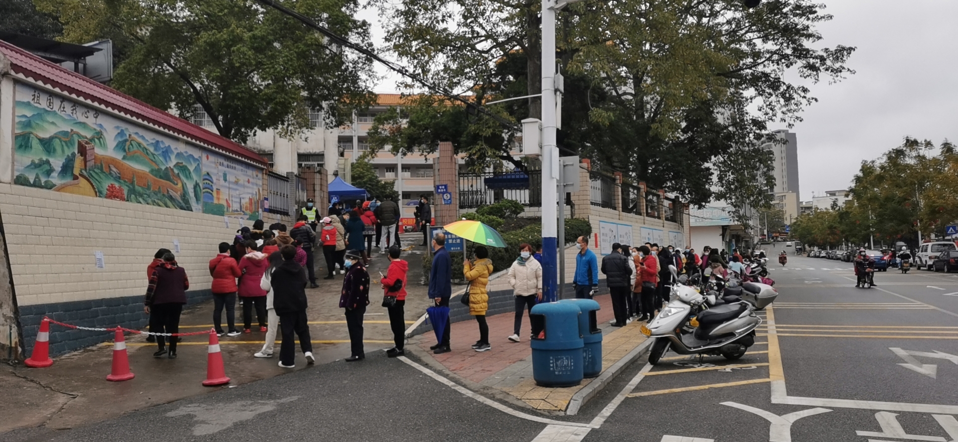 2022年2月8日【我為群眾辦實事實踐活動】2022年郁南縣發改局協助開展大規模核酸檢測工作   活動地點：郁南縣都城鎮四一八小學1.jpg