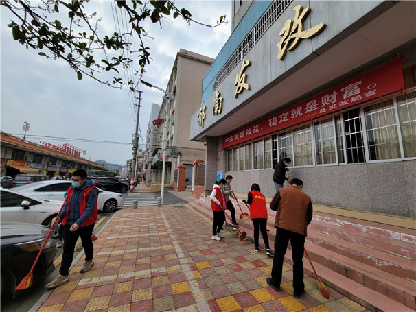 2022年1月21日縣發改局開展愛國衛生清潔大行動 活動地點:縣發改局辦公樓前面責任路段 2.jpg