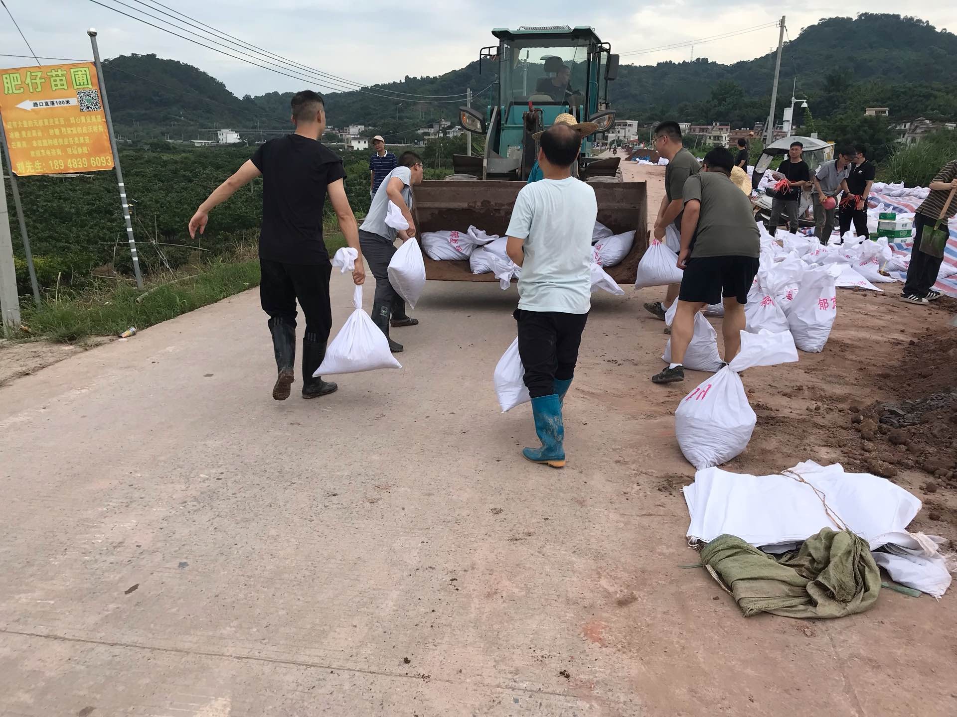 2022年6月中旬郁南縣民政局黨員干部職工下沉基層進一步充實基層防災搶險工作力量 (4).jpg