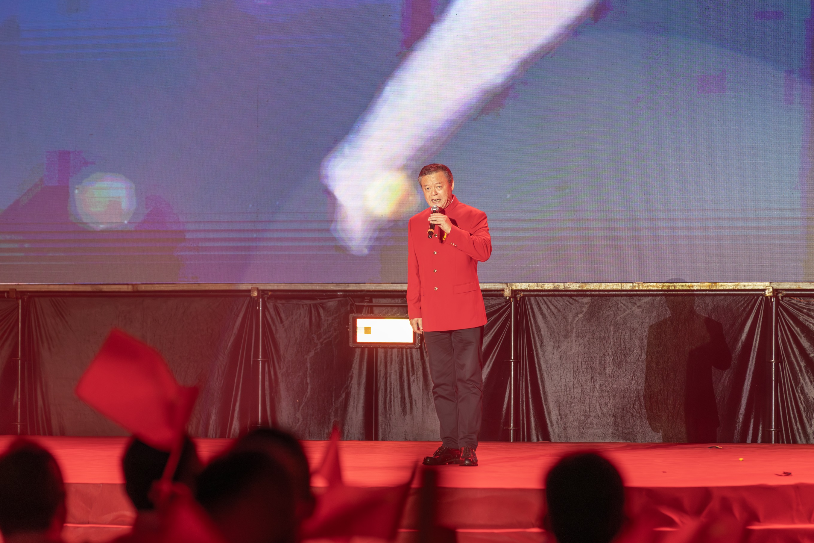 國(guó)家一級(jí)演員、男高音歌唱家周琦深情演唱《把一切獻(xiàn)給黨》。（攝影：杜海洪）.jpg