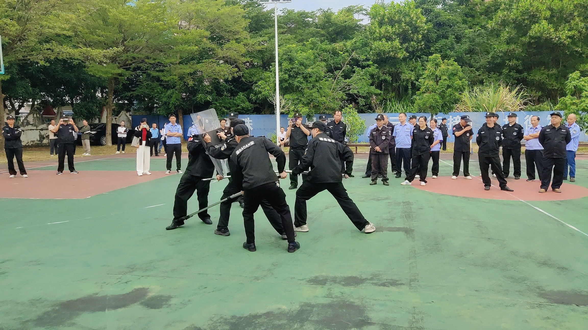 郁南縣教育系統舉辦校園安保人員業務培訓暨防暴恐應急處置實操演練活動2.png
