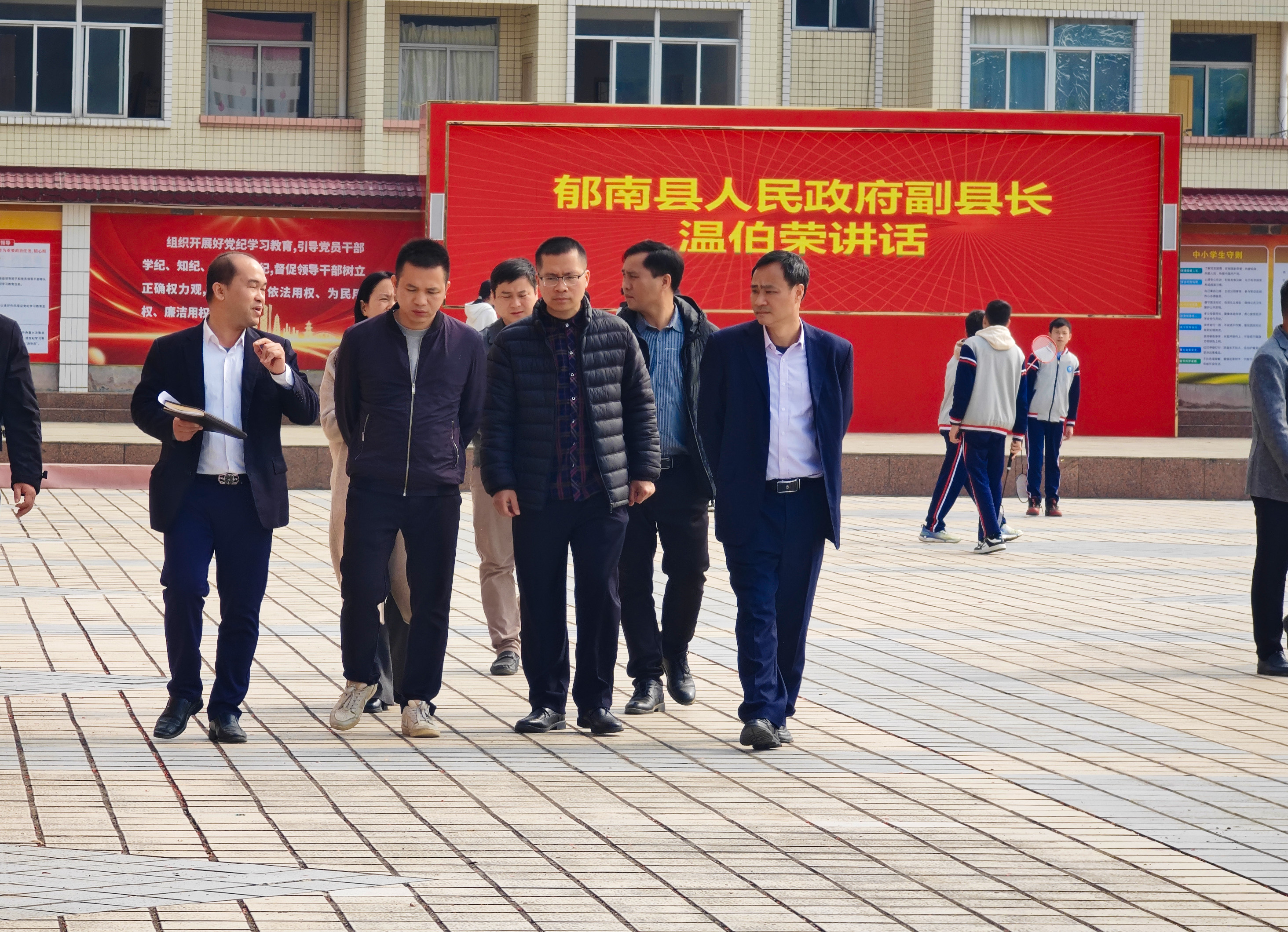 郁南縣政協副主席林景桐到桂圩鎮(zhèn)初級中學上思政課4.jpg