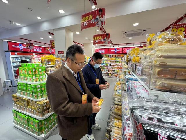 3.6人大代表參與食品安全監(jiān)督抽檢活動照片1.jpg