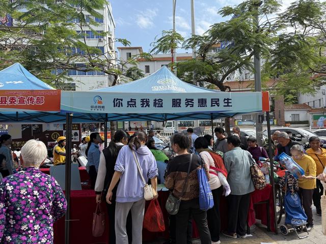 3.15【關注“3.15”共筑滿意消費】 郁南縣市場監督管理局開展“你點我檢  服務惠民生”暨“百姓點檢日”活動照片1.jpg