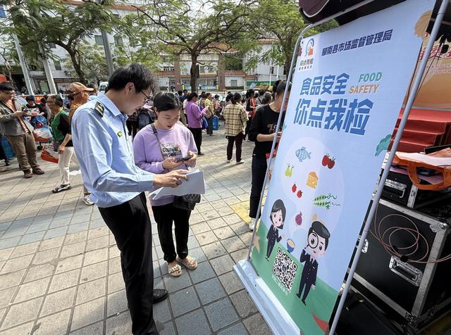3.15【關注“3.15”共筑滿意消費】 郁南縣市場監督管理局開展“你點我檢  服務惠民生”暨“百姓點檢日”活動照片2.jpg