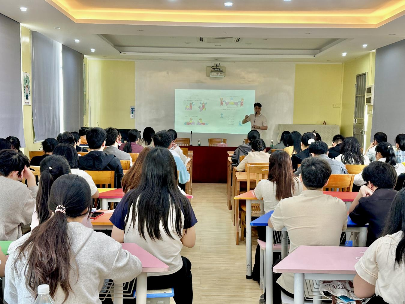 七巧啟智，共促科技教育——云浮市第五屆青少年科技七巧板創(chuàng)意制作競(jìng)賽教師培訓(xùn)班（郁南站）在都城鎮(zhèn)錦江小學(xué)舉辦1.png