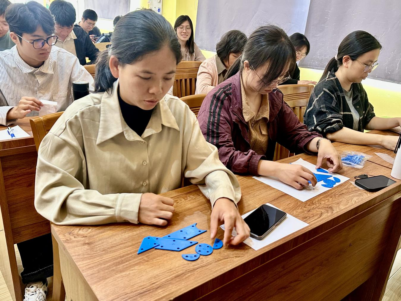 七巧啟智，共促科技教育——云浮市第五屆青少年科技七巧板創(chuàng)意制作競(jìng)賽教師培訓(xùn)班（郁南站）在都城鎮(zhèn)錦江小學(xué)舉辦4.png