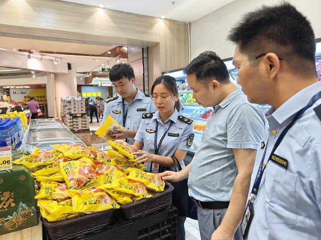 5.30,郁南縣市場監督管理局開展端午節前食品安全專項檢查行動照片2.jpg