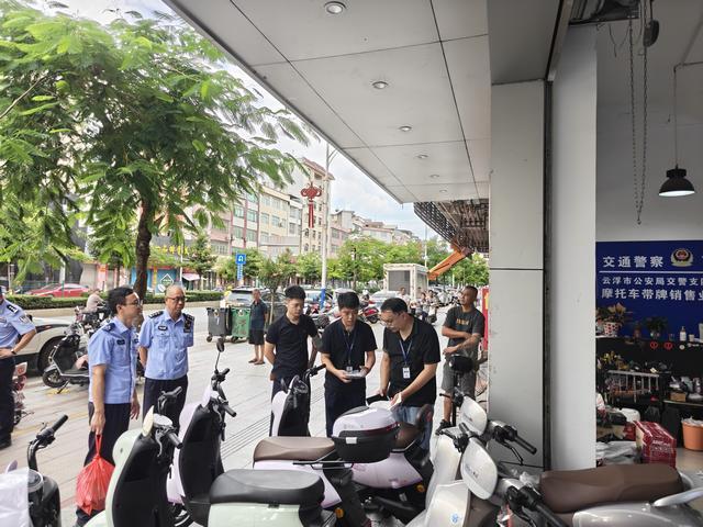 9.29,郁南縣市場監督管理局開展中秋國慶節前專項檢查 凈化節日市場環境照片1.jpg