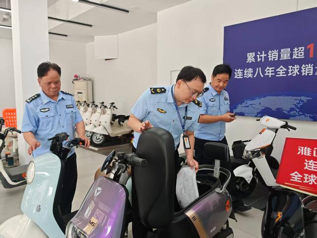 9.29,郁南縣市場監督管理局開展中秋國慶節前專項檢查 凈化節日市場環境照片2.jpg