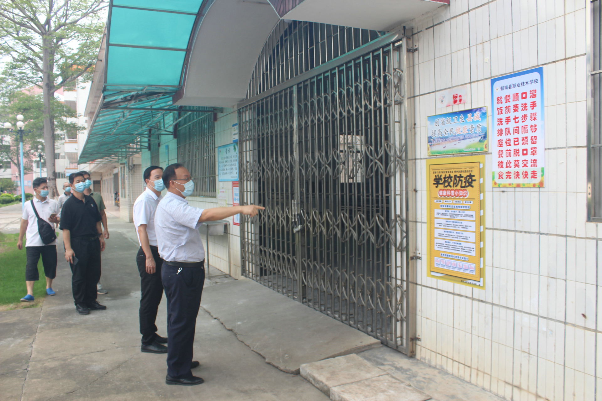 2020年5月28日副縣長(zhǎng)譚樹(shù)才到縣職業(yè)技術(shù)學(xué)校檢查復(fù)學(xué)準(zhǔn)備工作 (2).jpg