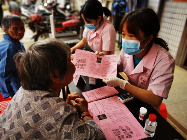 縣第二人民醫院到龍塘分院開展“服務百姓健康行動”義診服務活動5.jpg